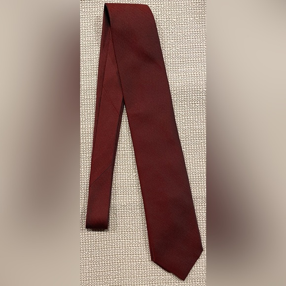 Dolcepunta 100% silk tie, maroon dot pattern, approx 59 inch length/3 inch W - Picture 2 of 6
